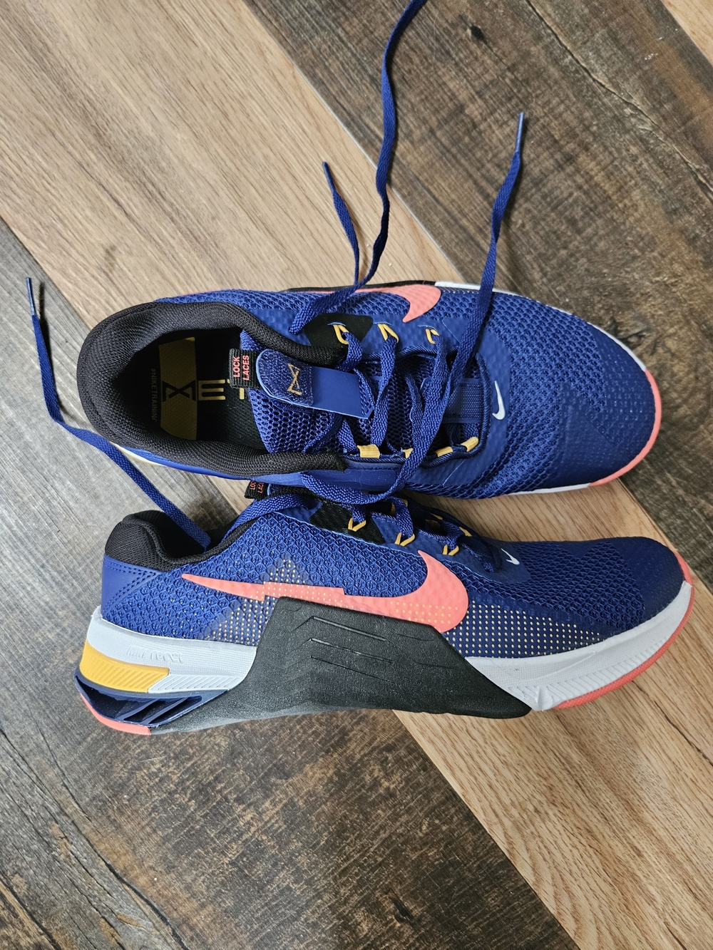 mens 8.5 Nike Metcon Blue and Coral Athletic Shoes